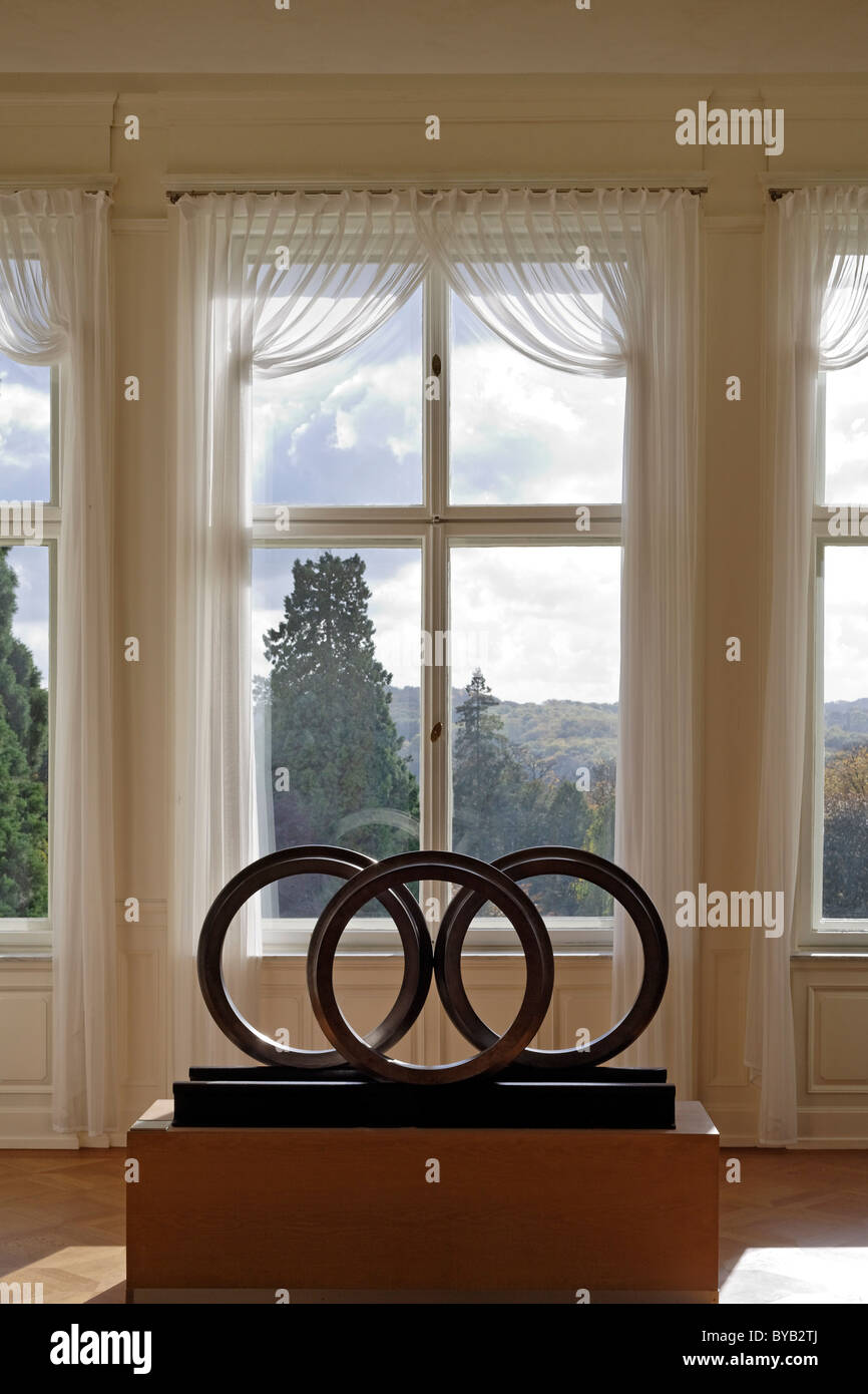 La Krupp simbolo, tre anelli, mostra nella casa più piccola della Villa Huegel mansion, Baldeney district, Essen Foto Stock