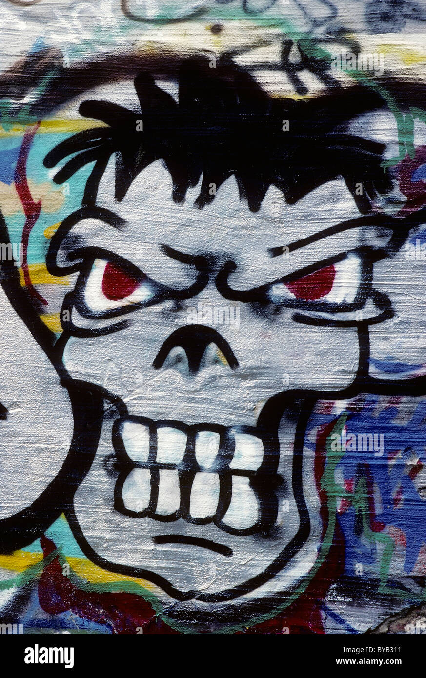 Grim faccia, cercando aggressivo con denti nuda, graffiti Foto Stock