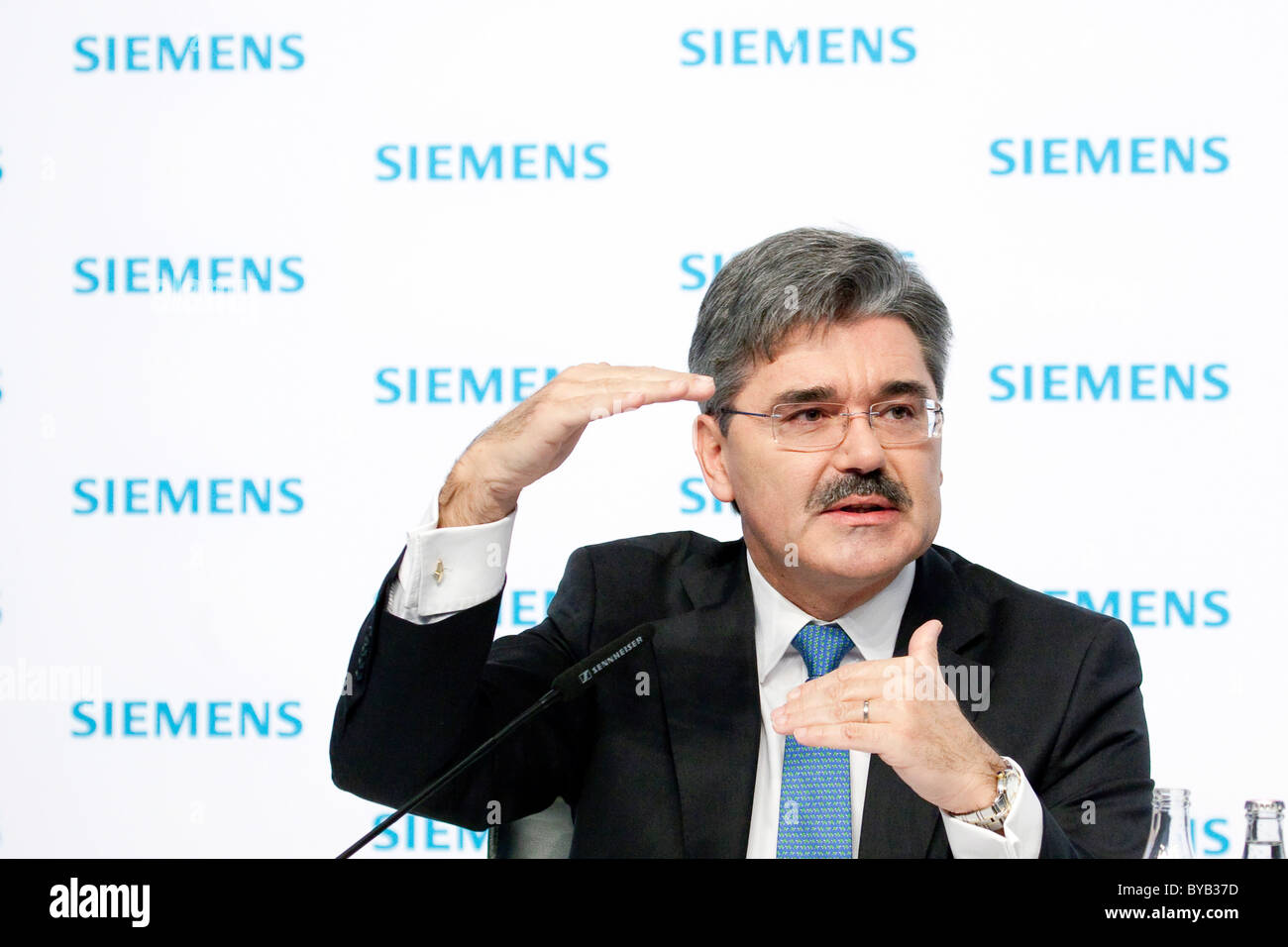 Jo Kaeser, Chief Financial Officer di Siemens AG, durante la conferenza stampa sul bilancio al 11.11.2010 a Monaco di Baviera Foto Stock