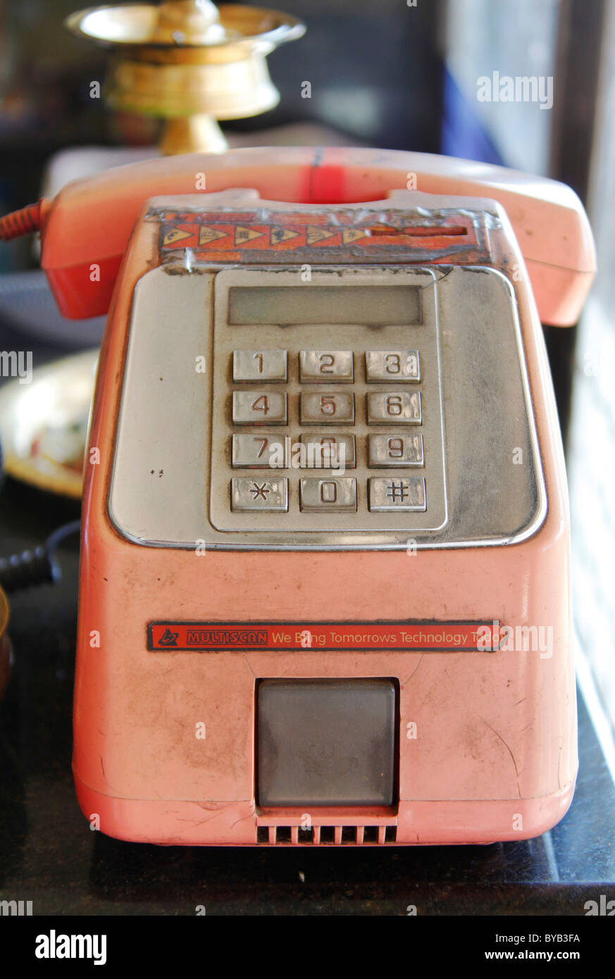 Il vecchio telefono a pagamento, Lalam, Akkarapadam BO, Kerala, India, Asia Foto Stock
