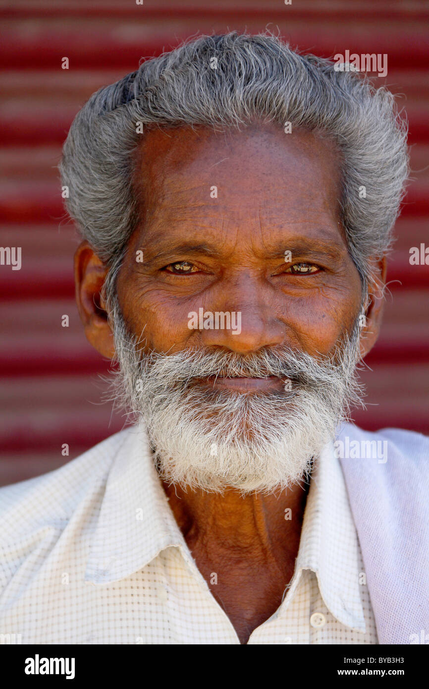 Vecchio Sud indiano con barba bianca, Peerumedu, Thekkadi, Rajapalayam, Tamil Nadu, India, Asia Foto Stock