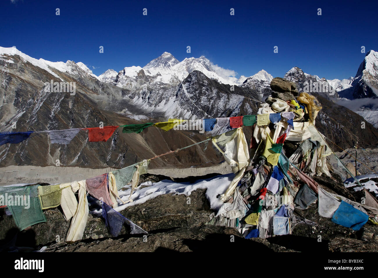 Bandiere di preghiera di fronte al massiccio Everest Da Gokyo Ri, Khumbu, Parco Nazionale di Sagarmatha, Nepal, Asia Foto Stock