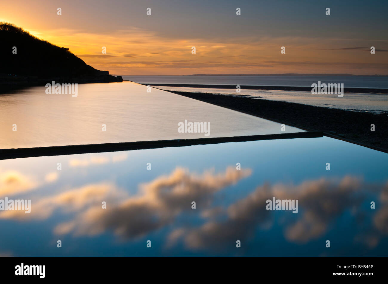 Piscina con acqua di mare al tramonto, Clevedon, North Somerset, Regno Unito Foto Stock
