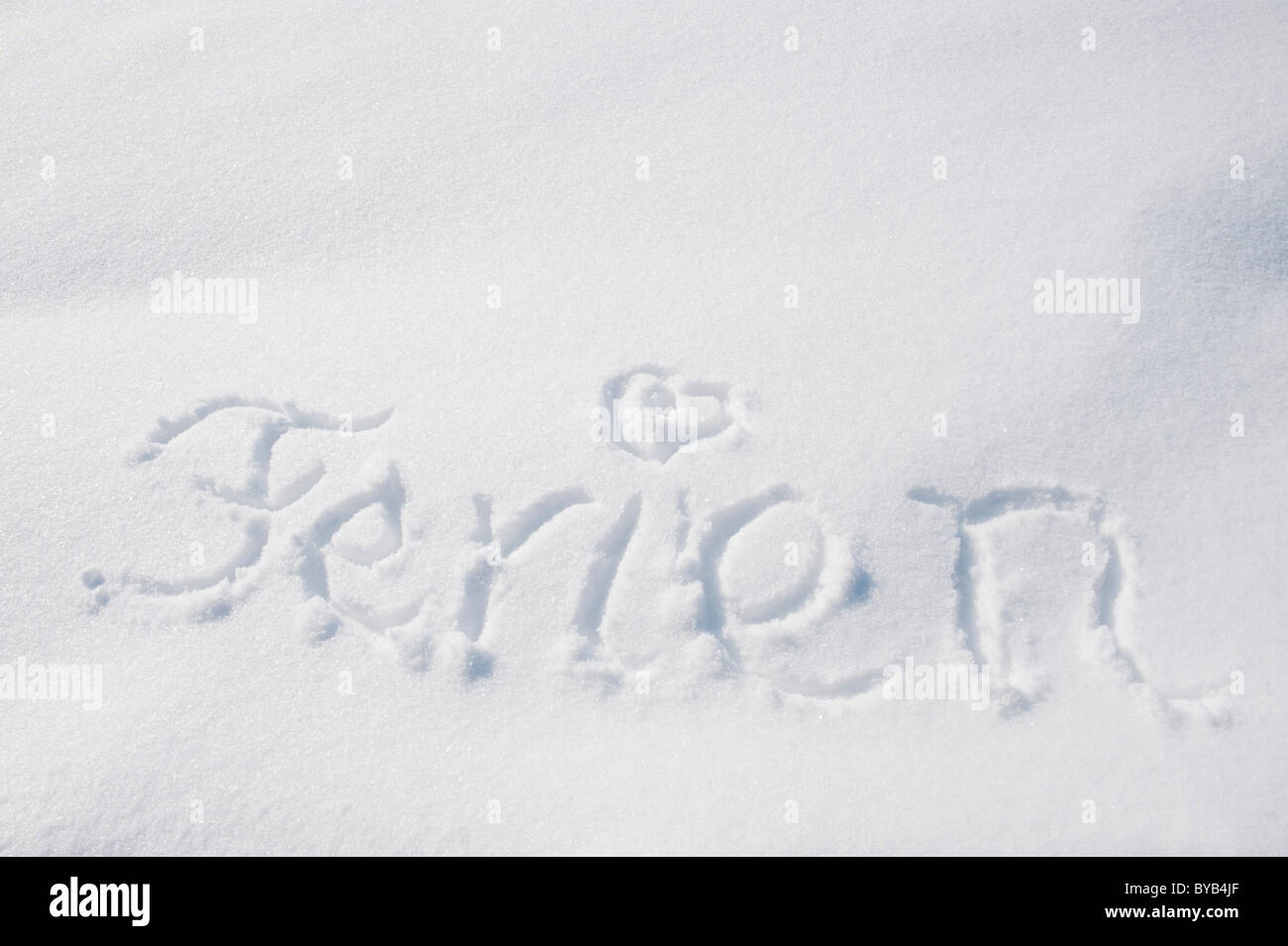 La parola Ferien o vacanza scritto nella neve, in inverno, Landshut, Bassa Baviera, Baviera, Germania, Europa Foto Stock