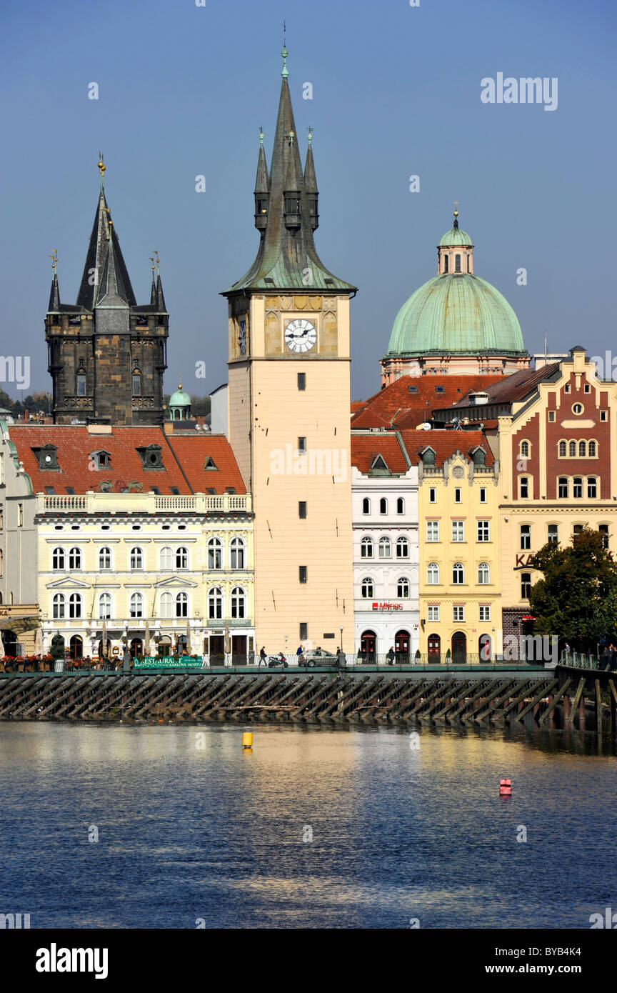 Torre del Ponte della Città Vecchia, la torre della ex mulini, Cupola della chiesa a croce, Praga, Boemia, Repubblica Ceca, Europa Foto Stock
