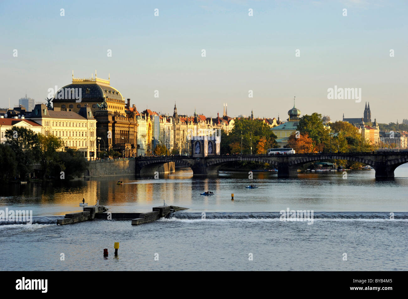 Il fiume Moldava, Smetana quay, Teatro Nazionale, Ponte legione, Praga, Boemia, Repubblica Ceca, Europa Foto Stock