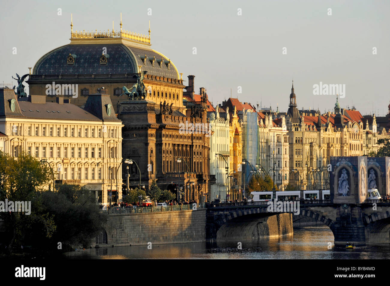 Il Teatro Nazionale, il fiume Vltava, Masaryk-Kai, Legion Bridge, Praga, Boemia, Repubblica Ceca, Europa Foto Stock