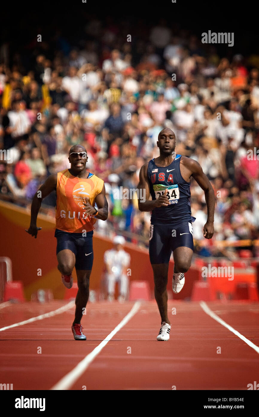 Giosia Jamison degli USA nel round 1 di uomini della T12 200m sprint durante la Pechino Giochi Paralimpici 2008; Foto Stock