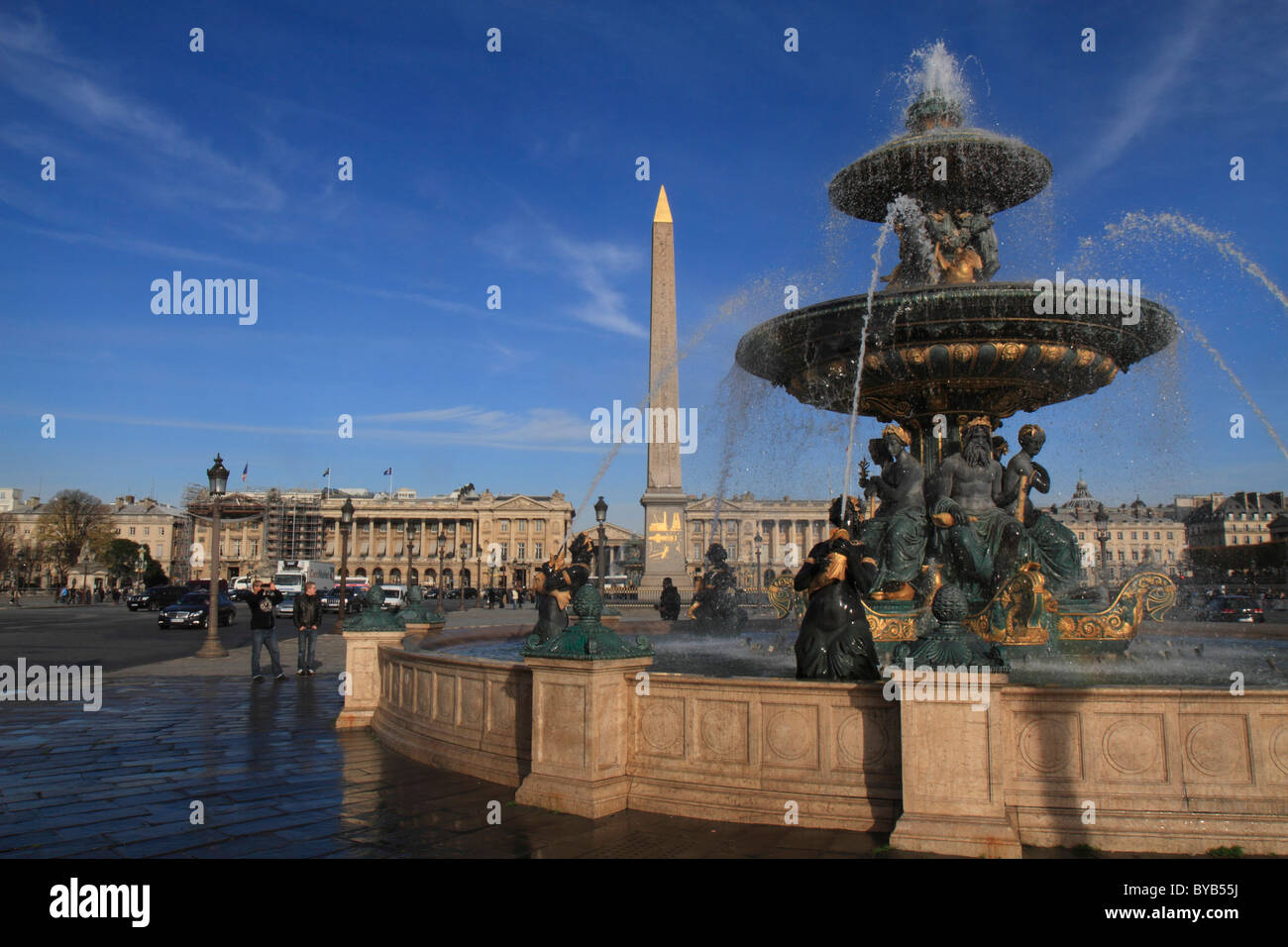 Place de la Concorde con le sue fontane e Obelisco Egiziano, Parigi, Francia, Europa Foto Stock