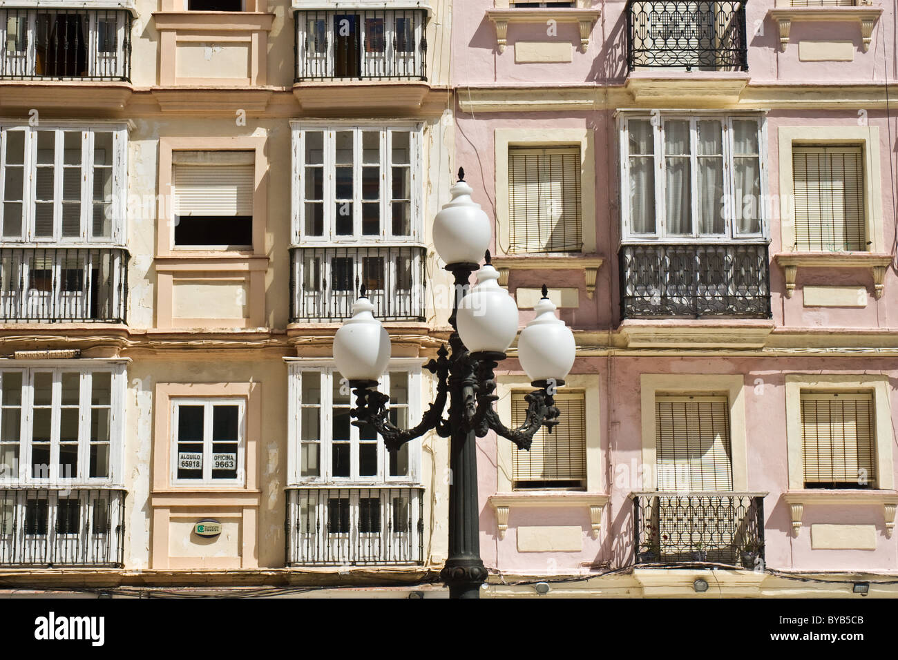 Lampione e facciata di edificio centrale, Cadice, Andalusia, Spagna Foto Stock