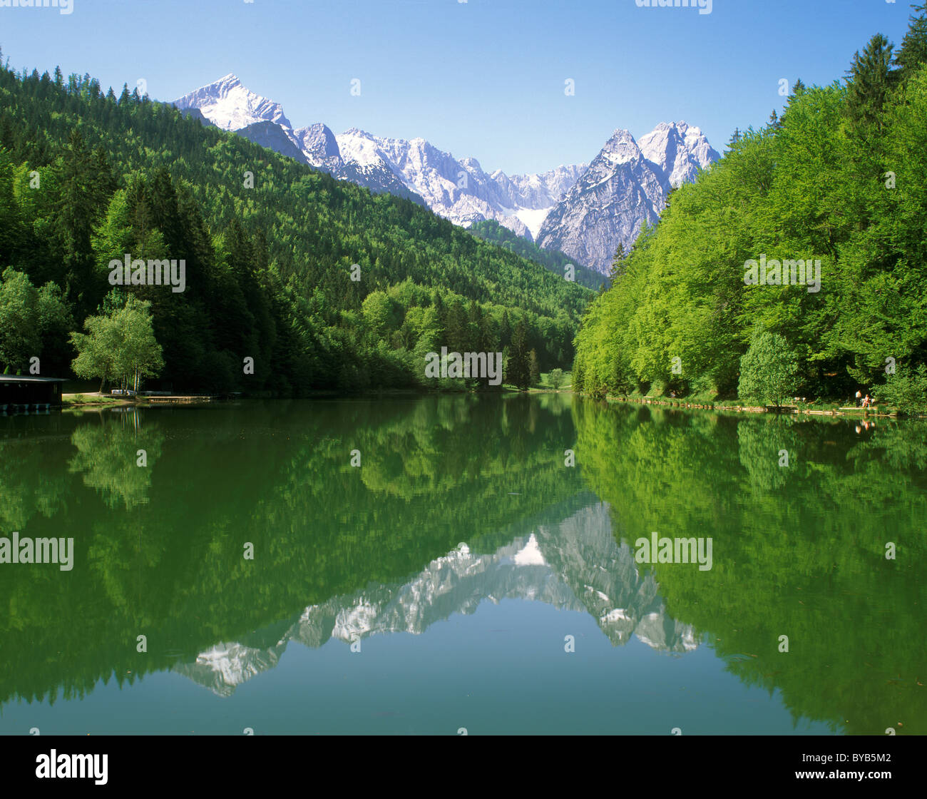 Lago Rissersee davanti a Mt. Alpspitze e Mt. Waxenstein, Wettersteingebirge gamma, Alta Baviera, Germania, Europa Foto Stock
