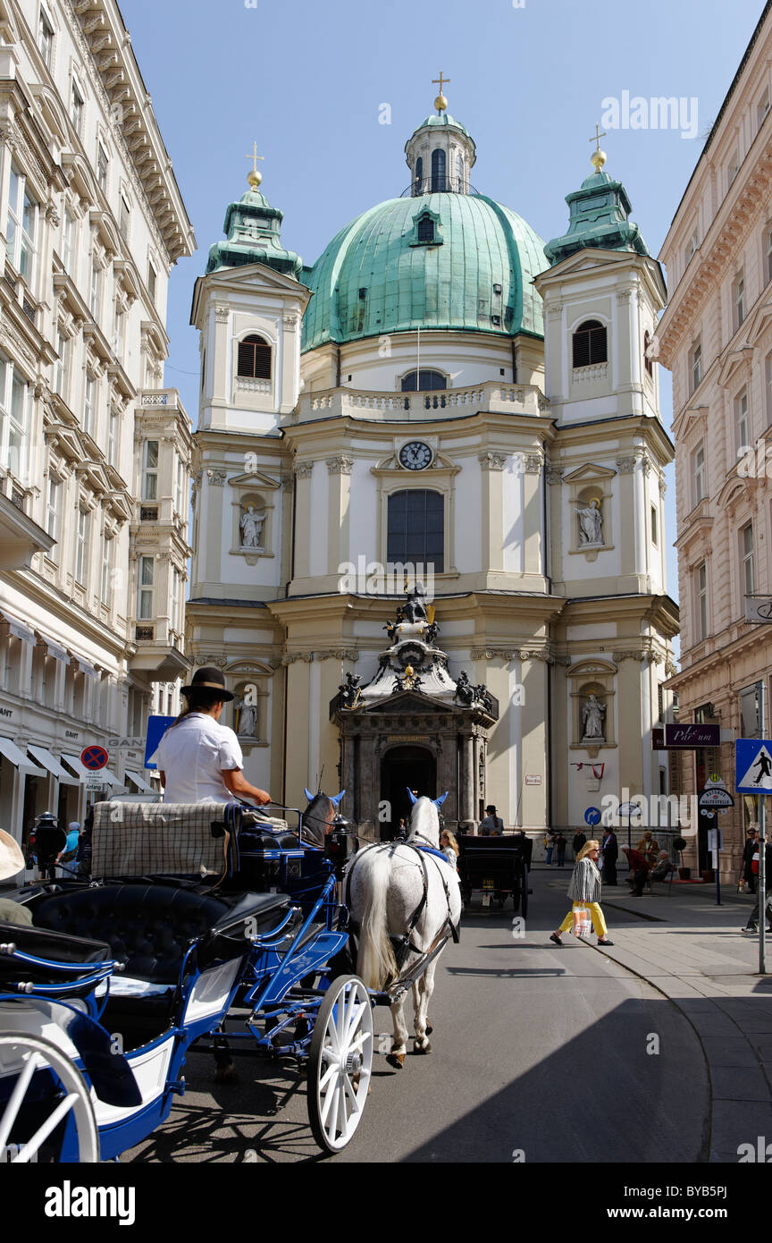 Petersplatz square, Fiaker taxi carrello e la chiesa di San Pietro, 1° distretto di Vienna, Austria, Europa Foto Stock
