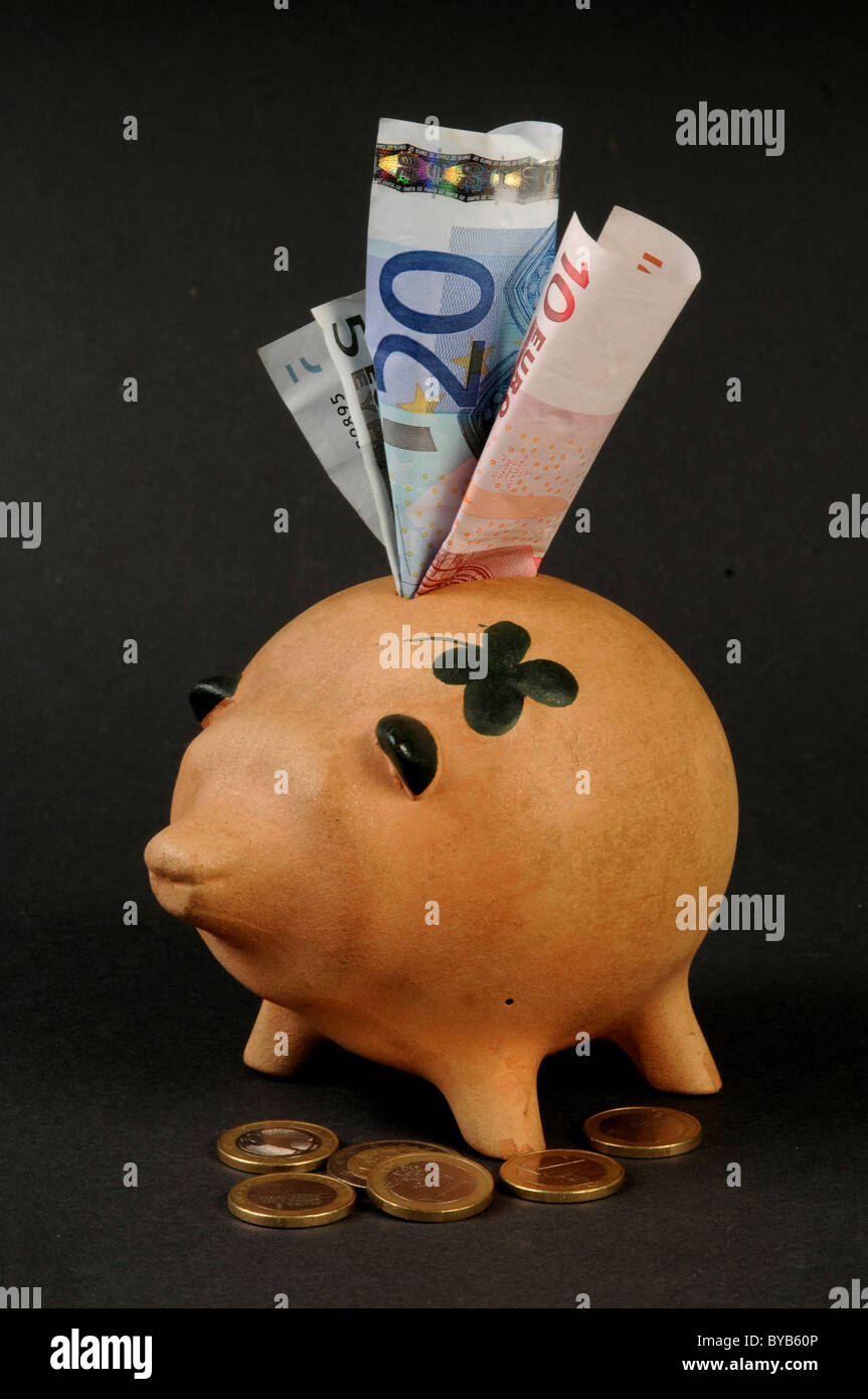 Salvadanaio con le banconote in euro Foto Stock