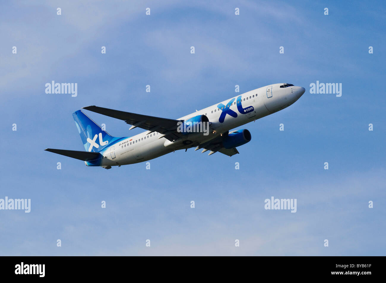 Boeing 737-8Q8 di XL Airways Germania in salita Foto Stock