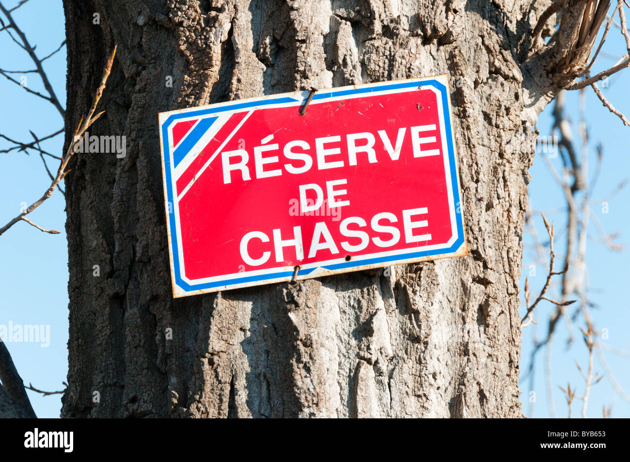 "Riserva de Chasse' segno inchiodati ad un albero nella campagna francese al di fuori di ST GENIES de Fontedit. Foto Stock