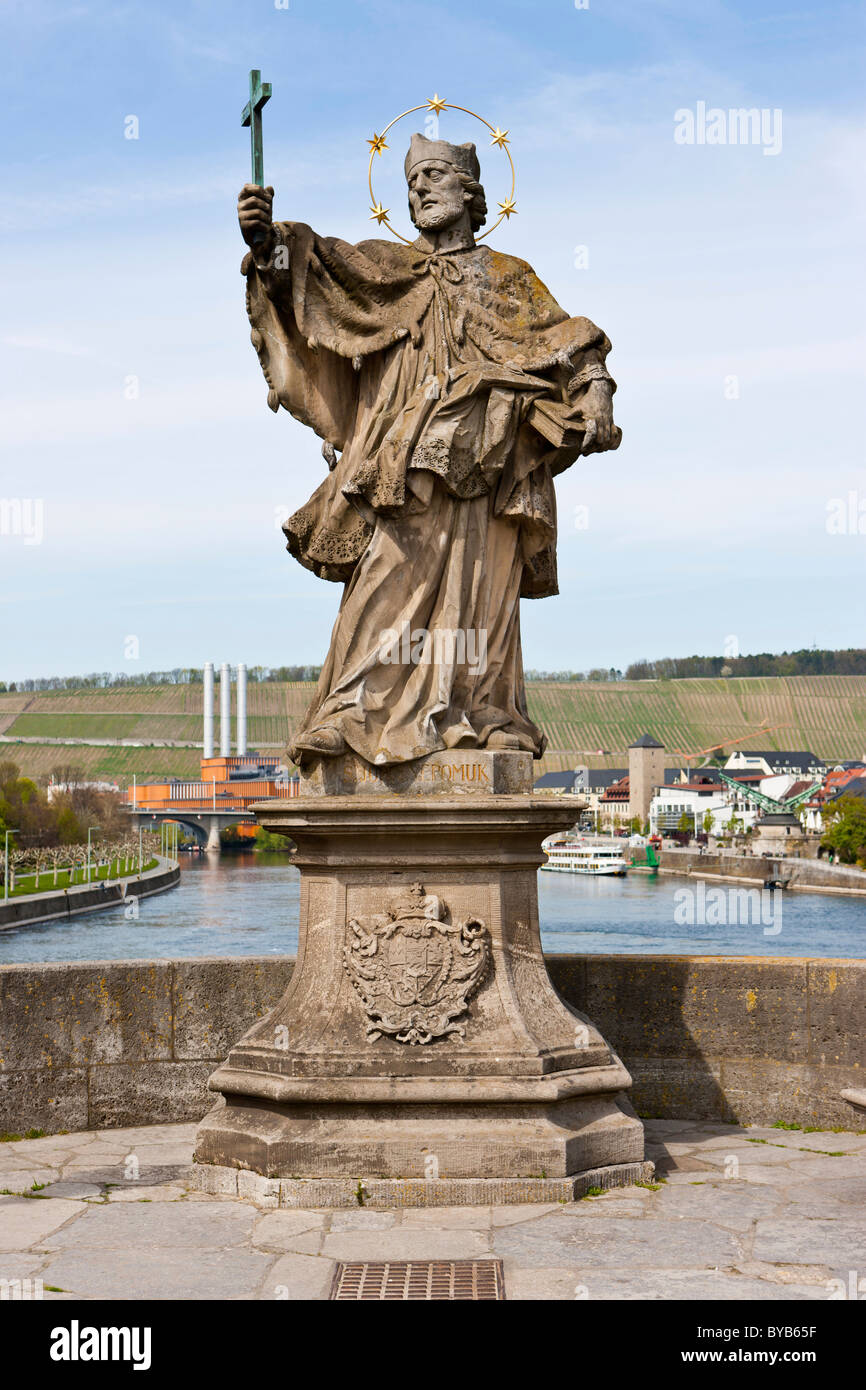Alte Mainbruecke principale river bridge con la statua di San Giovanni di Nepomuk, Wuerzburg, Baviera, Germania, Europa Foto Stock