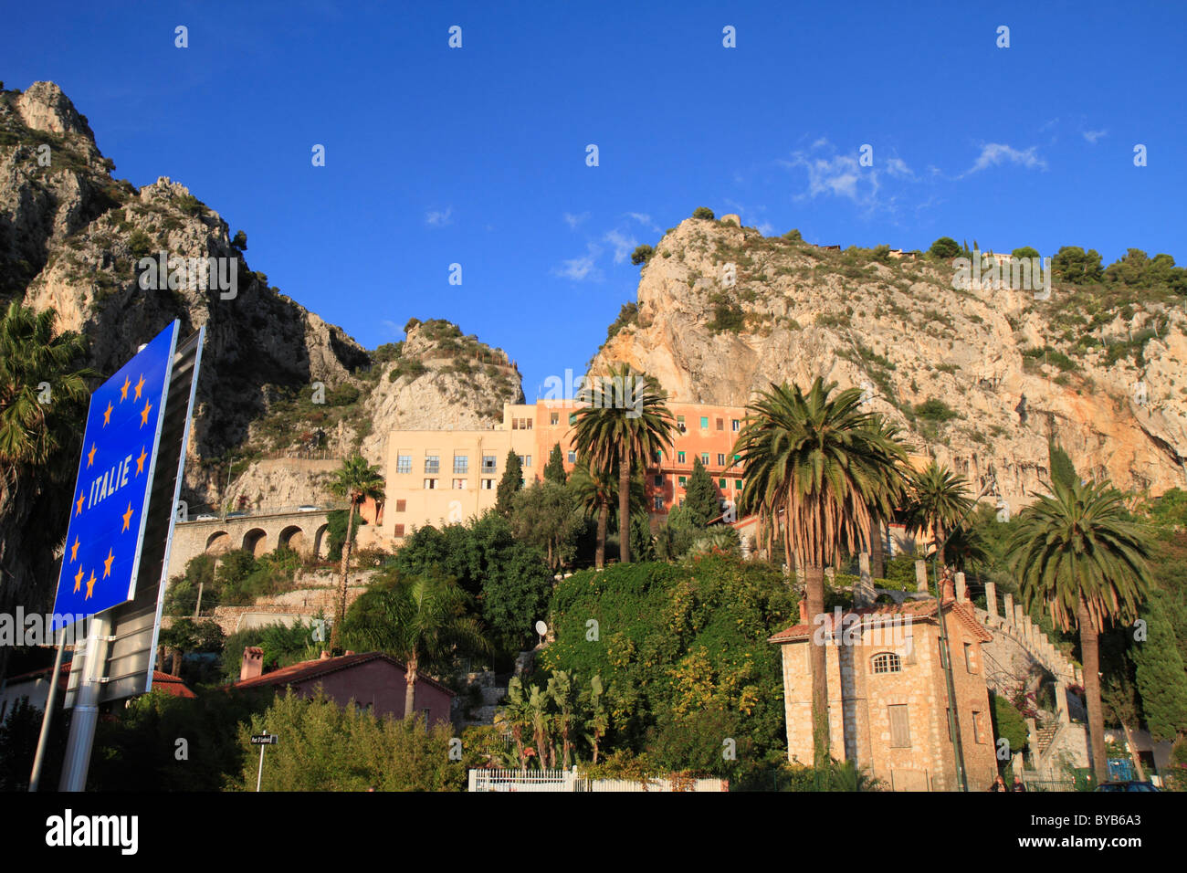 Confine italo-francese tra Ventimiglia e Mentone, Cote d'Azur, la Riviera  Italiana, Mediterraneo, Europa Foto stock - Alamy