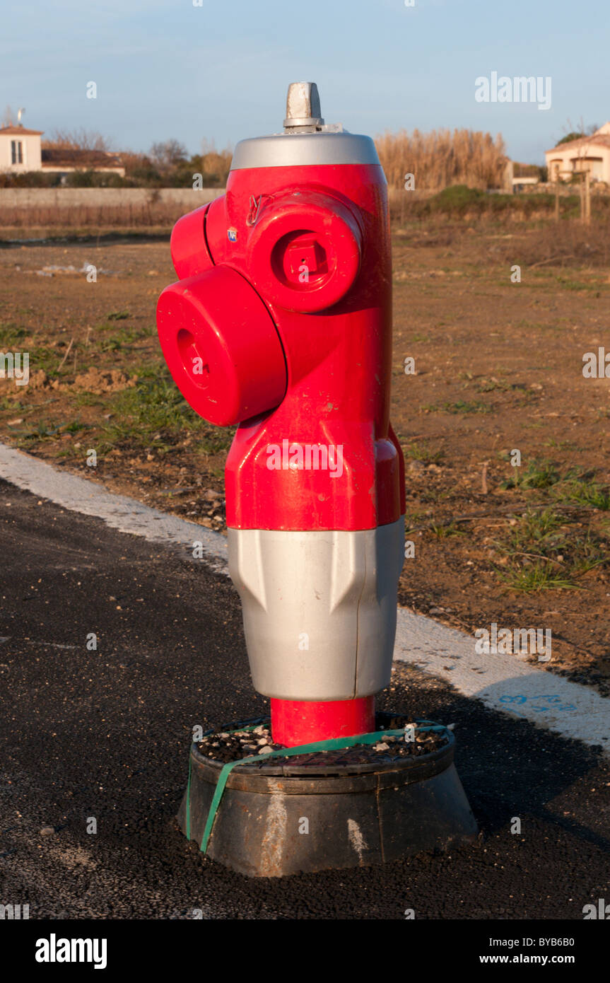 Un idrante installato pronto per un nuovo sviluppo sul bordo di un villaggio francese. Foto Stock