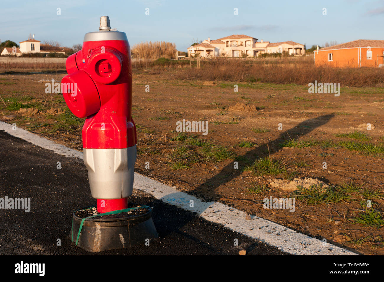 Un idrante installato pronto per un nuovo sviluppo sul bordo di un villaggio francese. Foto Stock