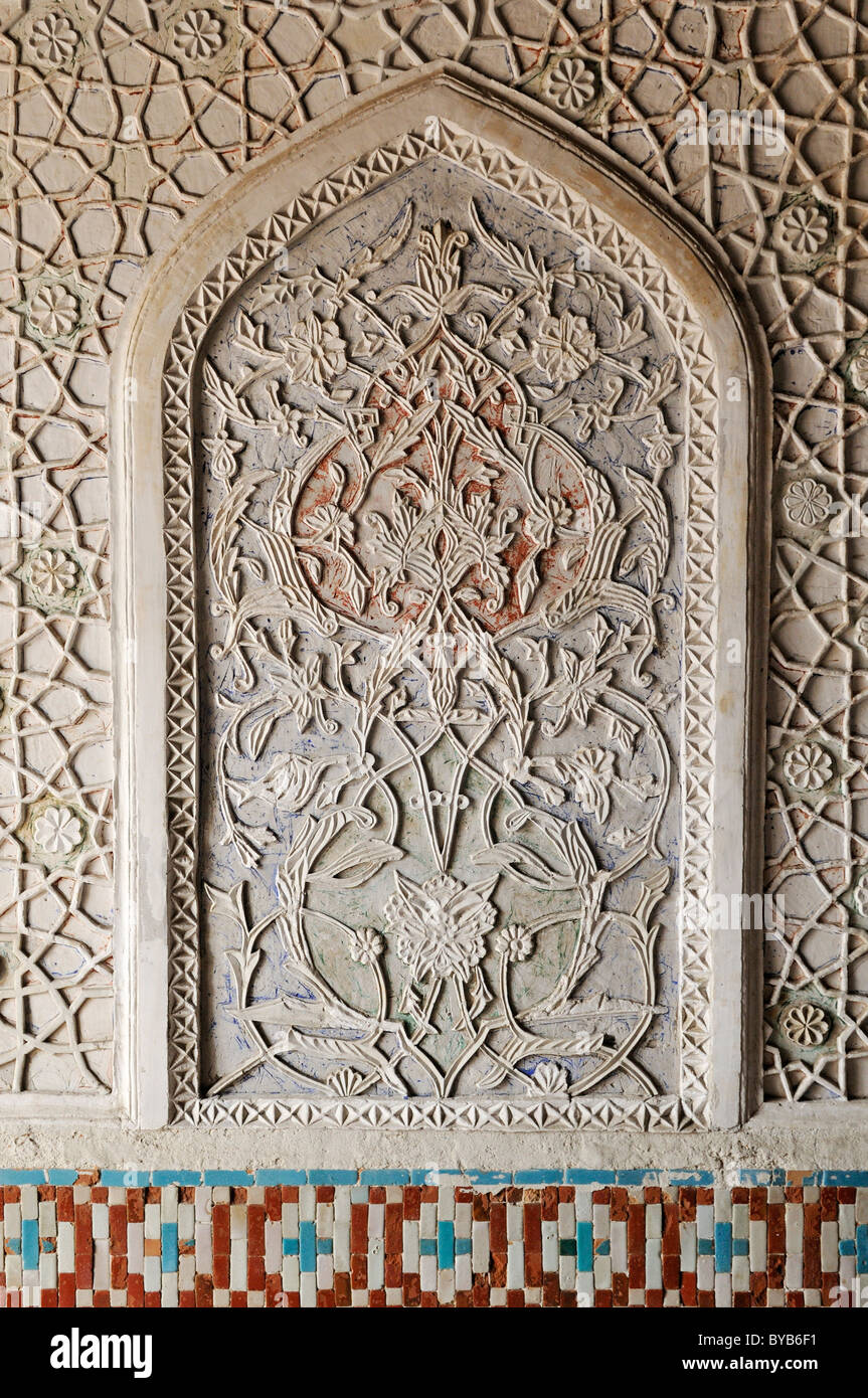 Decorazione a stucco a Emiro Khudayar Khan Palace, Kokand, Khoqand, Valle di Fergana, Silk Road, Uzbekistan in Asia centrale Foto Stock