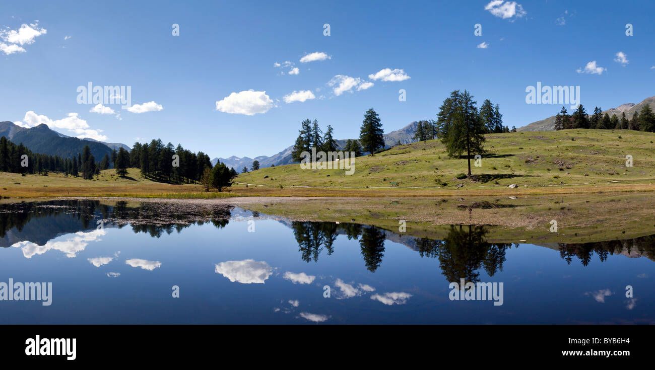 Alta brughiera altopiano con Lai Nair, Lago Nero nei pressi di Tarasp e Vulpera, Scuol, Bassa Engadina, dei Grigioni o dei Grigioni Foto Stock