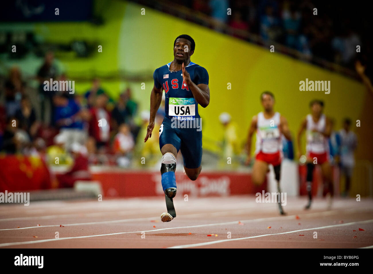 Jerome SIngleton degli Stati Uniti nella finale della gamba dell'uomo T44 4x100m relè finali gara a Pechino 2008 Giochi Paralimpici; Foto Stock