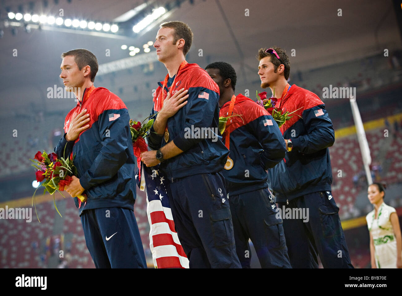 Il team USA festeggiare sul podio con le loro medaglie d oro dopo la vittoria negli uomini T44 4x100m relè finali gara di Pechino 2008 Foto Stock