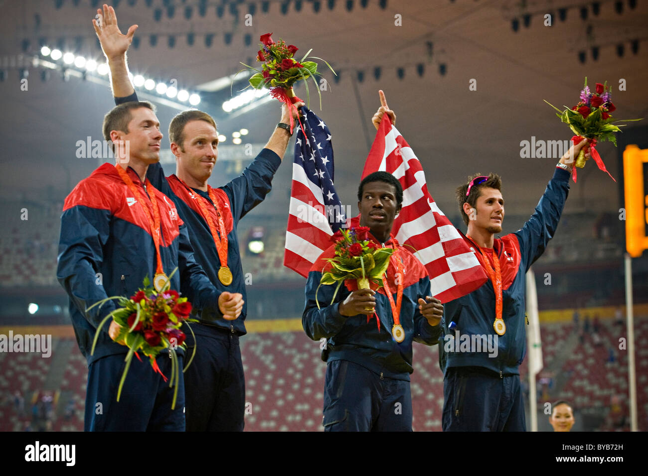 Il team USA festeggiare sul podio con le loro medaglie d oro dopo la vittoria negli uomini T44 4x100m relè finali gara di Pechino 2008 Foto Stock