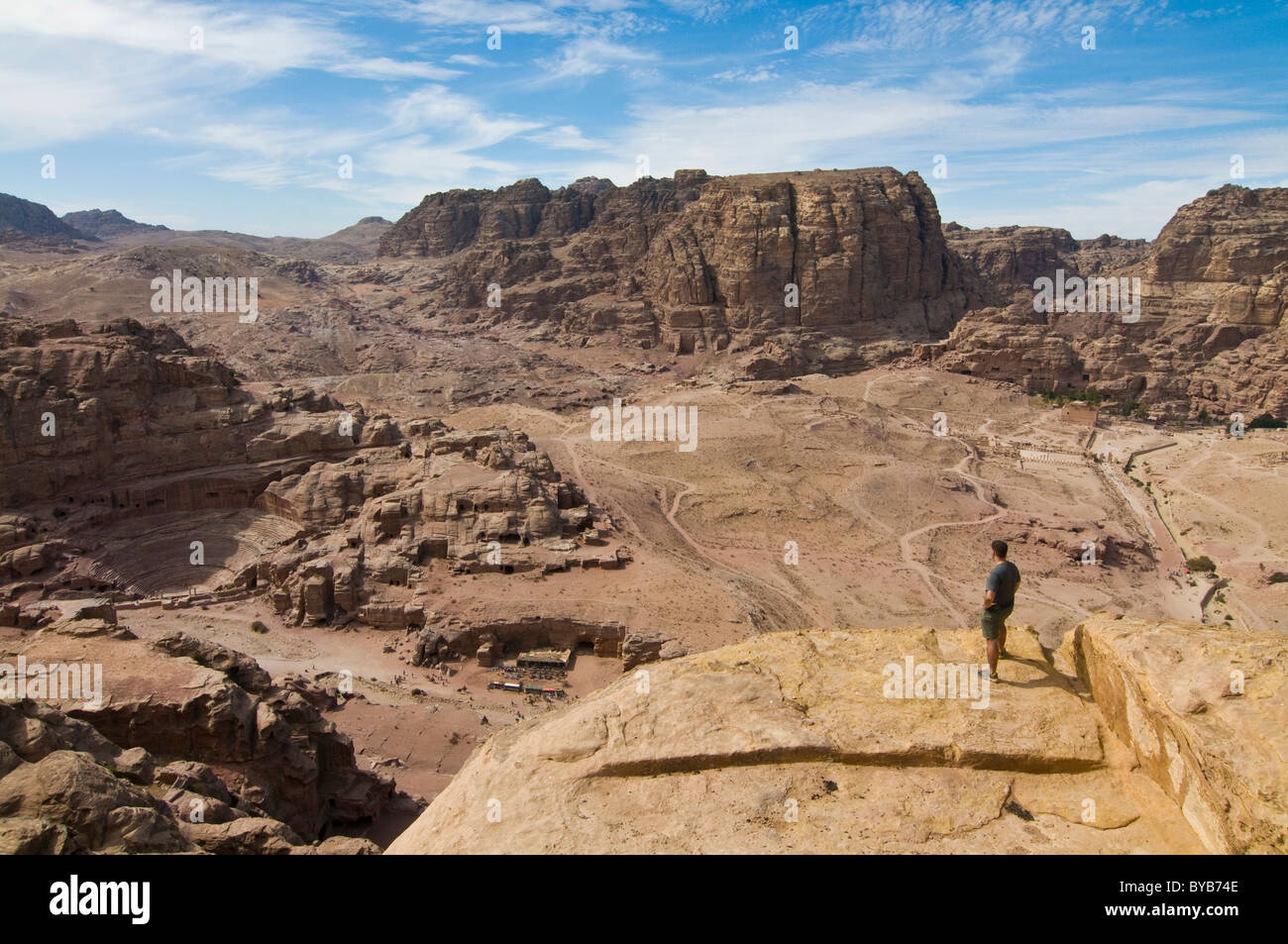 L'uomo guarda le rovine della città di Petra, Giordania, Asia Occidentale Foto Stock