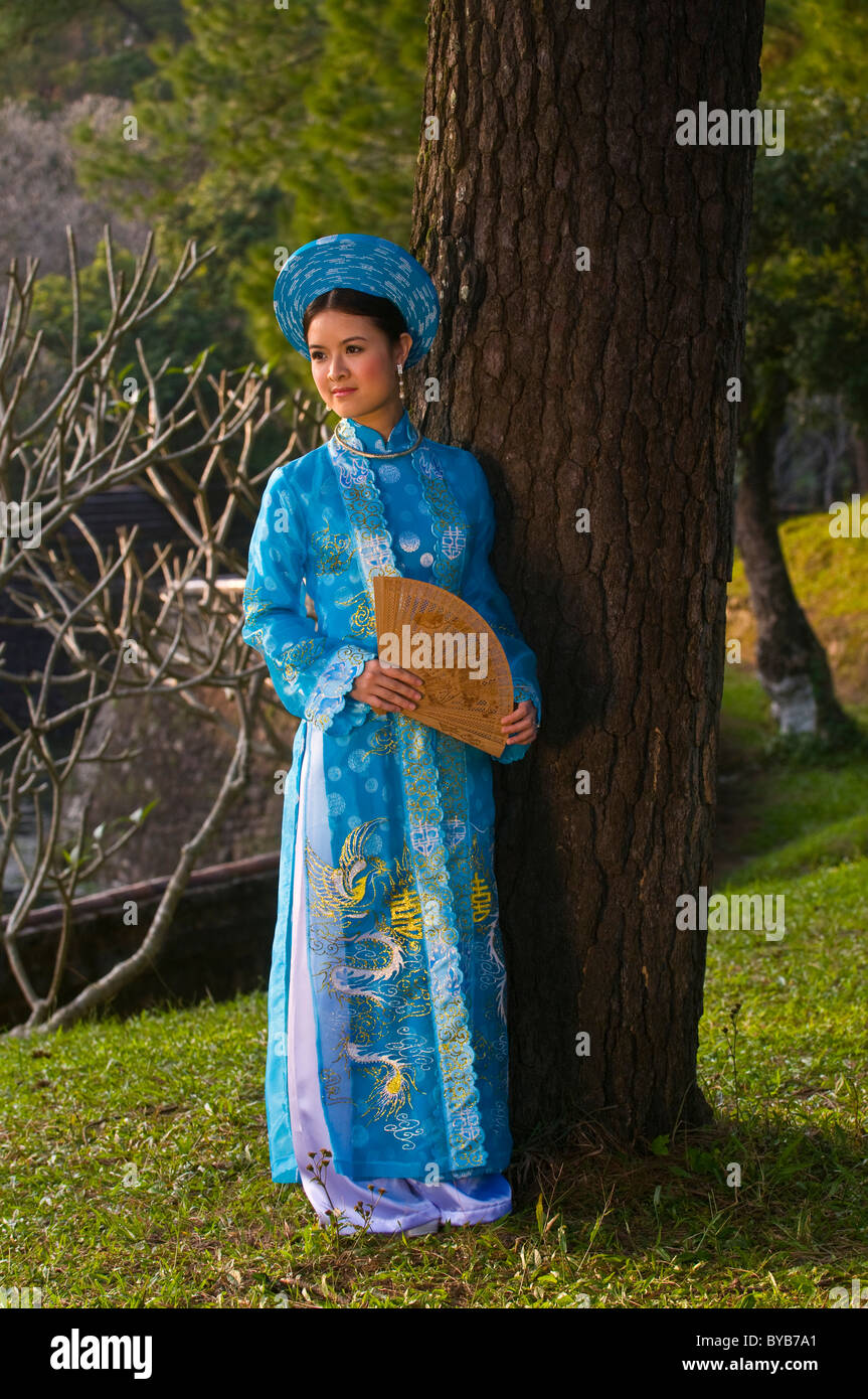 Giovane sposa indossa un costume tradizionale, la tonalità, il Vietnam Asia Foto Stock