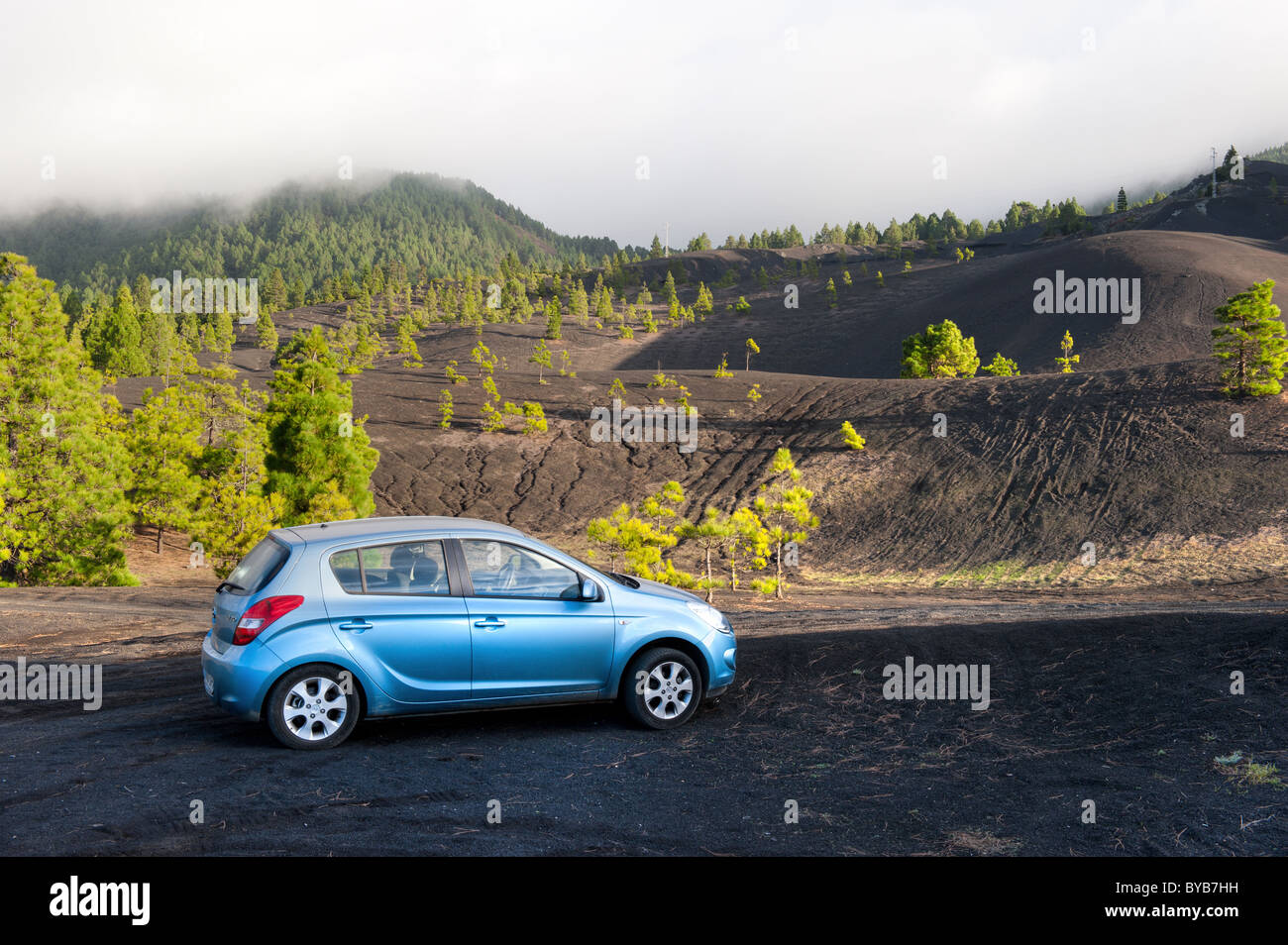 Hyundai i20 auto presso il bellissimo paesaggio di lava a La Cumbre Nueva a La Palma Isole Canarie Spagna Foto Stock