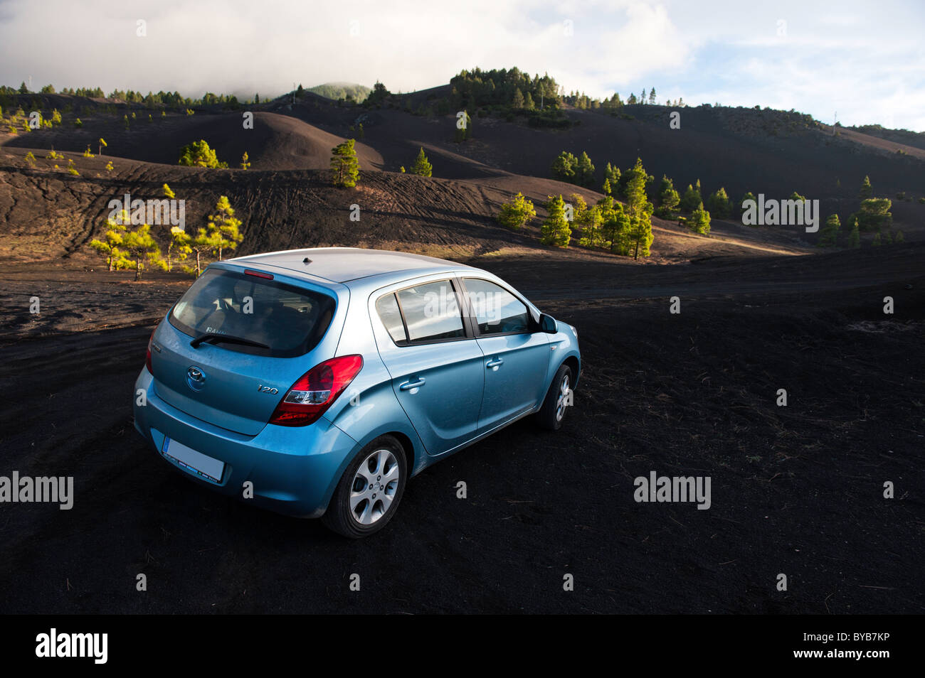 Hyundai i20 auto presso il bellissimo paesaggio di lava a La Cumbre Nueva a La Palma Isole Canarie Spagna Foto Stock