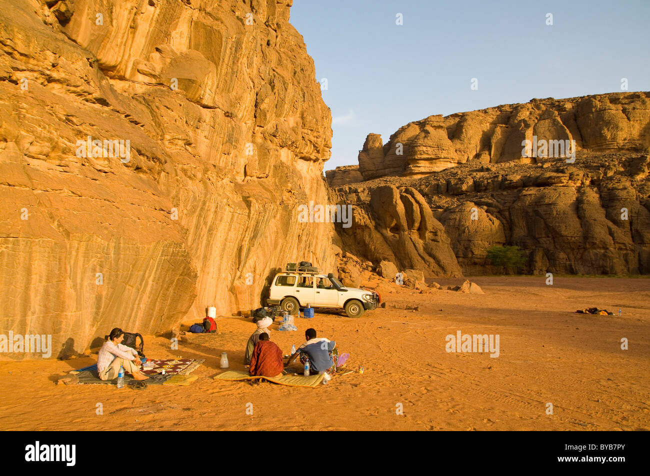 Persone campeggio nel deserto, Tadrat, Algeria, Africa Foto Stock