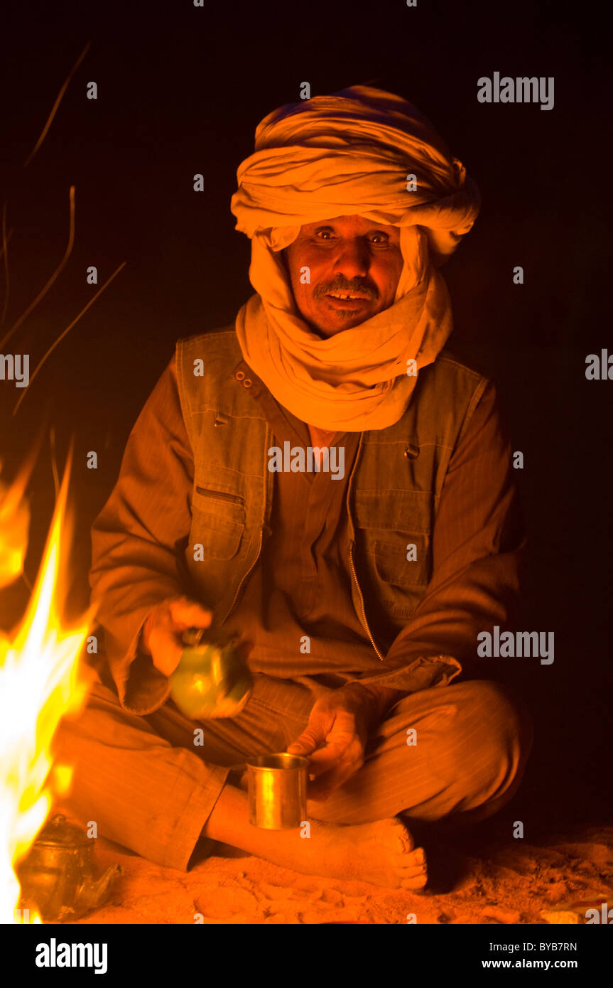 Il Tuareg seduti al camino nella notte, Tadrat, Algeria, Africa Foto Stock