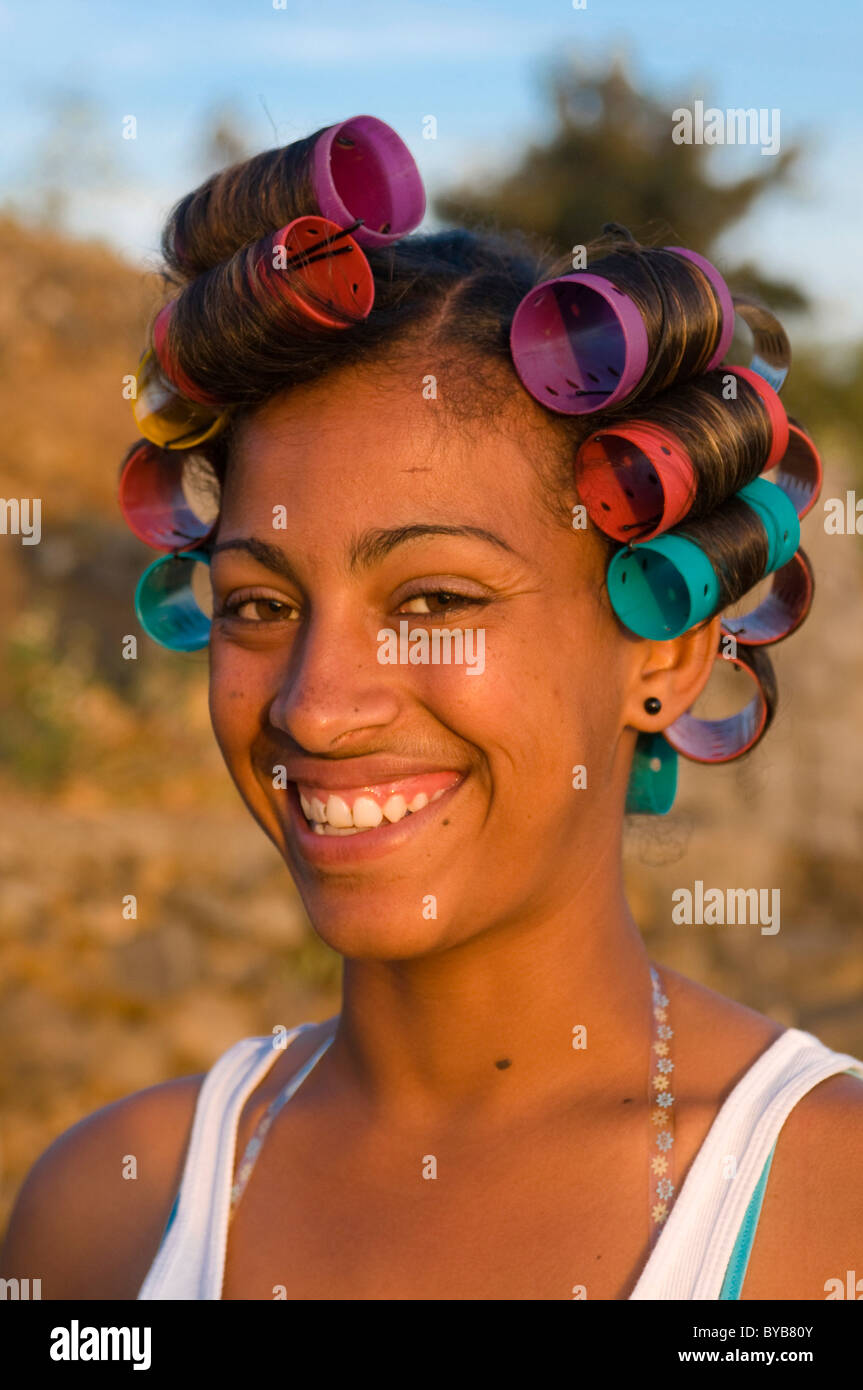 Sorridente donna nativa con rulli, Fogo, Cabo Verde Capo Verde Foto Stock