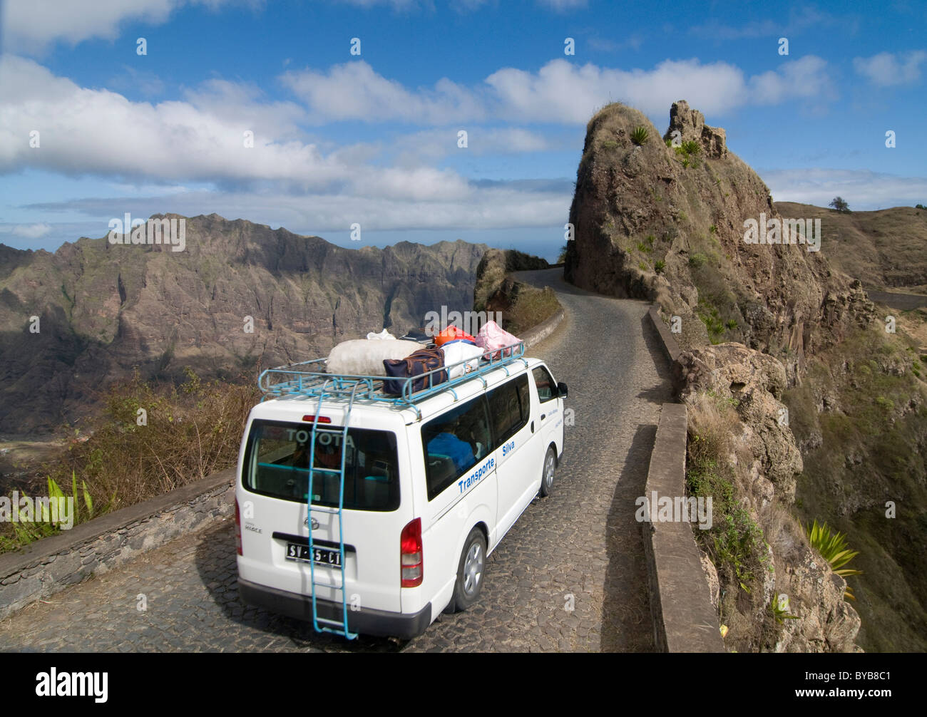 Minibus su una strada attraverso il paesaggio roccioso, San Antao, Cabo Verde Capo Verde Foto Stock