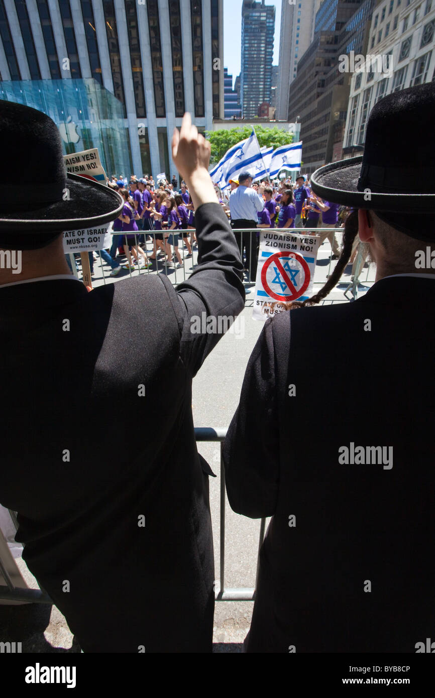 Hasidic rabbini Ebrei contro il sionismo in Israele Parade di New York City Foto Stock