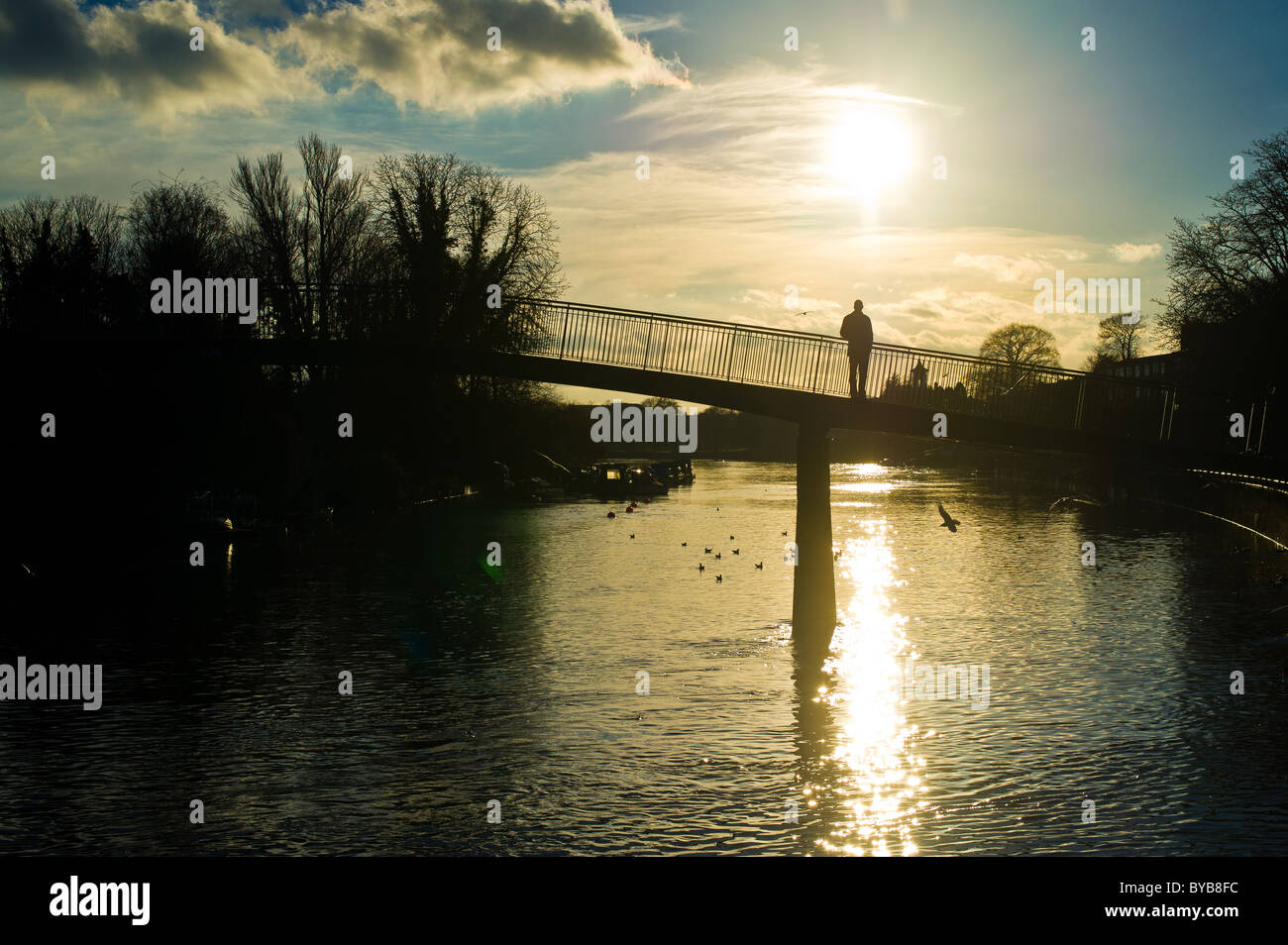 Sagome sul ponte tra Eel Pie Island e il Twickenham sul Tamigi nella zona ovest di Londra Foto Stock