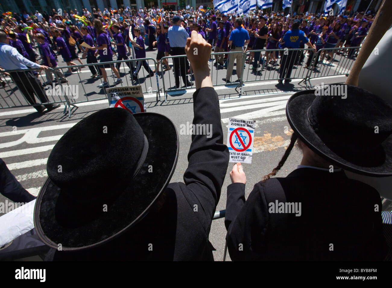Hasidic rabbini Ebrei contro il sionismo in Israele Parade di New York City Foto Stock