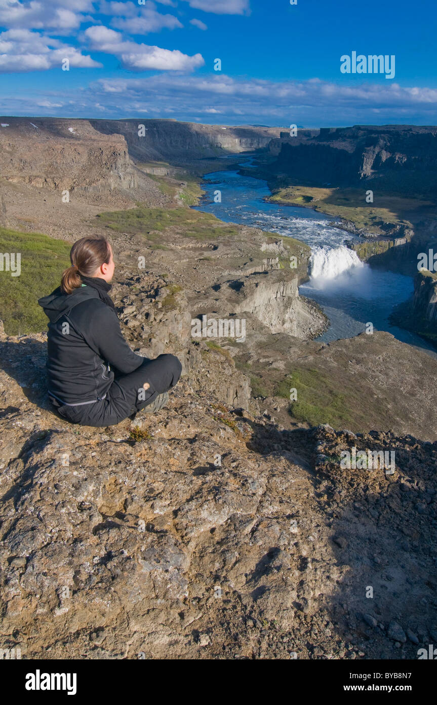 Tourist gode di vista sul canyon del Joekulsargljufur National Park, Islanda, Europa Foto Stock