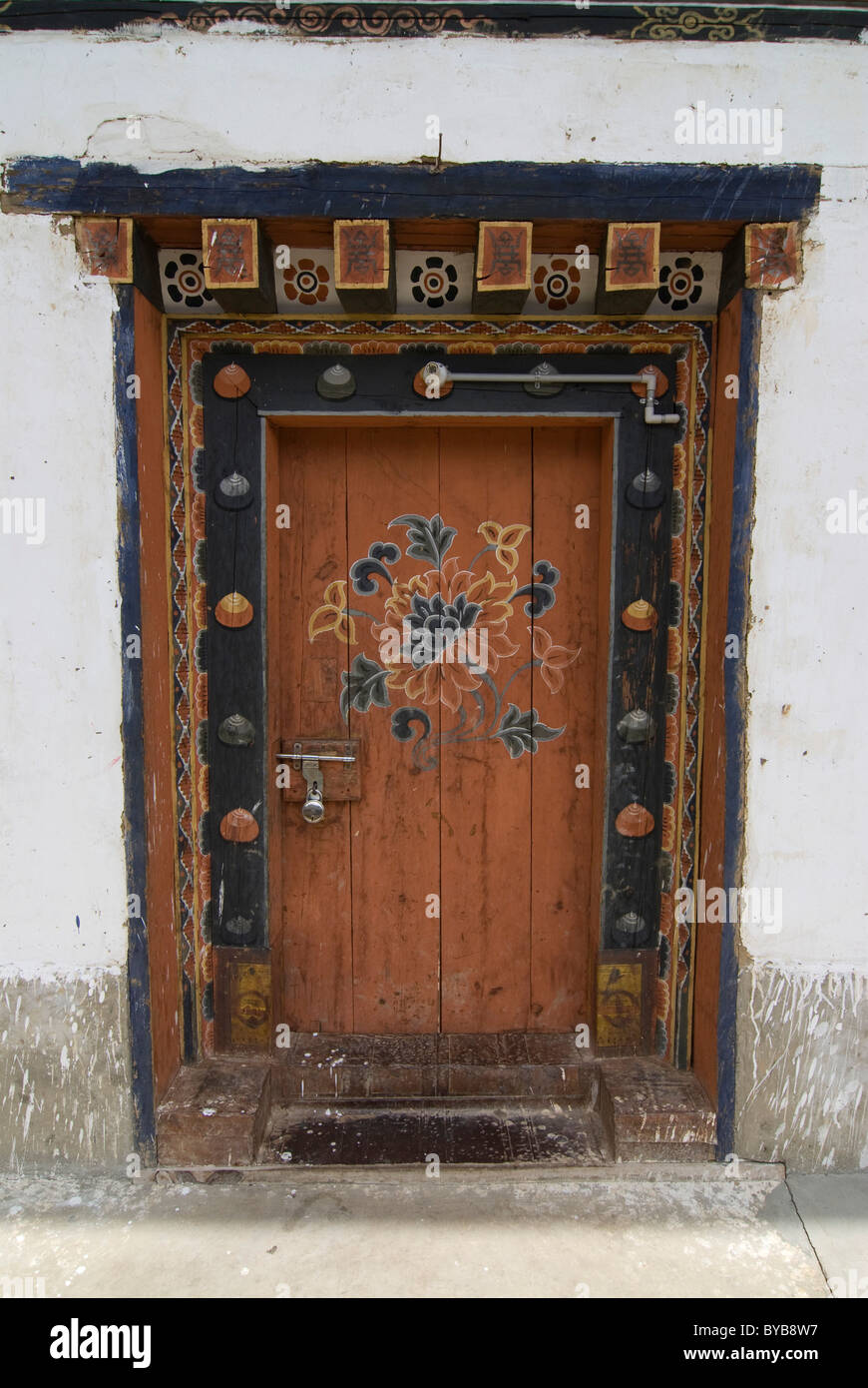 Porte dipinte, Chimi Lhakhang monastero, Bhutan, Asia Foto Stock