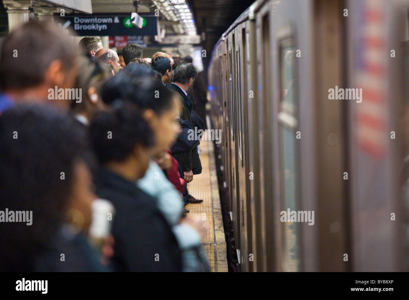 Affollata la piattaforma della metropolitana di Manhattan a New York City Foto Stock