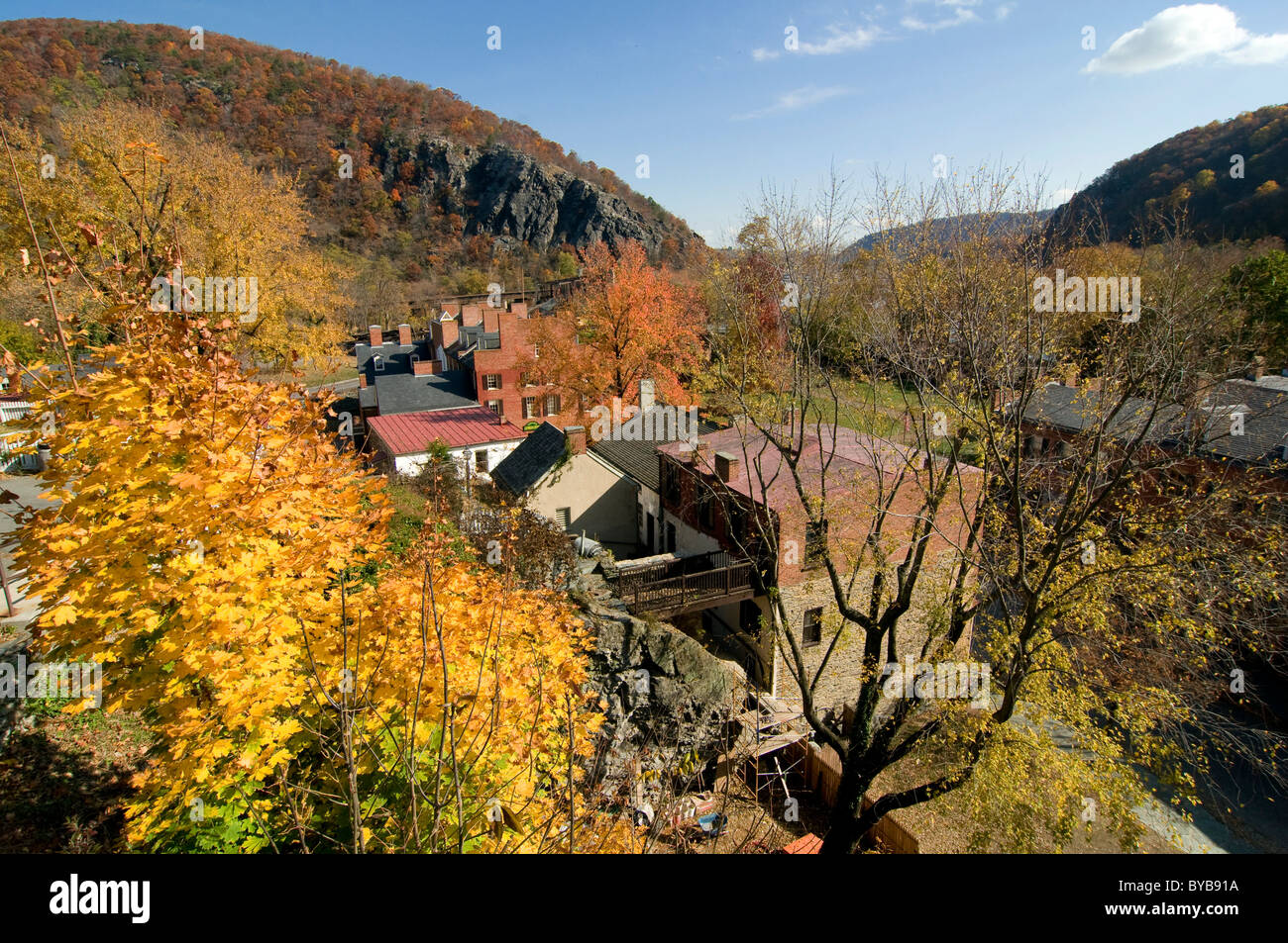 Casette in harpers Ferry, circondato da alberi, Maryland, Stati Uniti d'America, STATI UNITI D'AMERICA Foto Stock