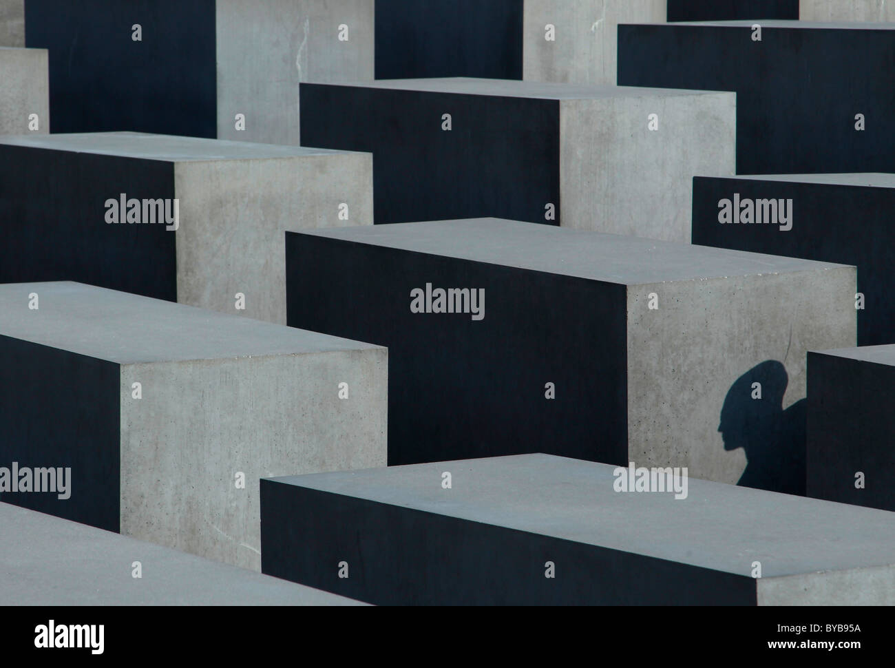 Ombra di un uomo cade sull'Olocausto Monumento in memoria di ebrei uccisi in Europa uccisi durante la II Guerra Mondiale, Berlino, Germania Foto Stock