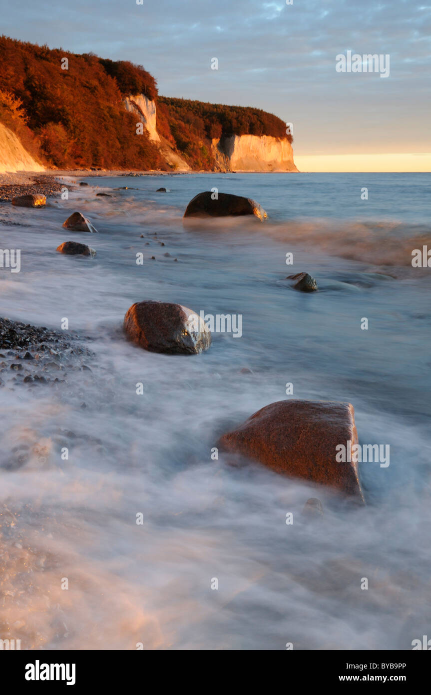 Alba sulla costa baltica vicino Sassnitz, Jasmund National Park, Ruegen, Meclemburgo-Pomerania Occidentale, Germania, Europa Foto Stock