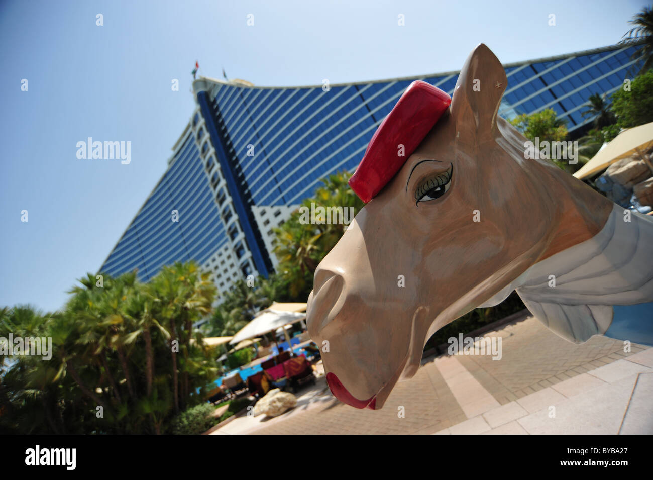 Questo dipinto luminosamente cammello è situato al Jumeirah Beach Hotel, Dubai. I dipinti raffigurano il rugby giocatori. Foto Stock