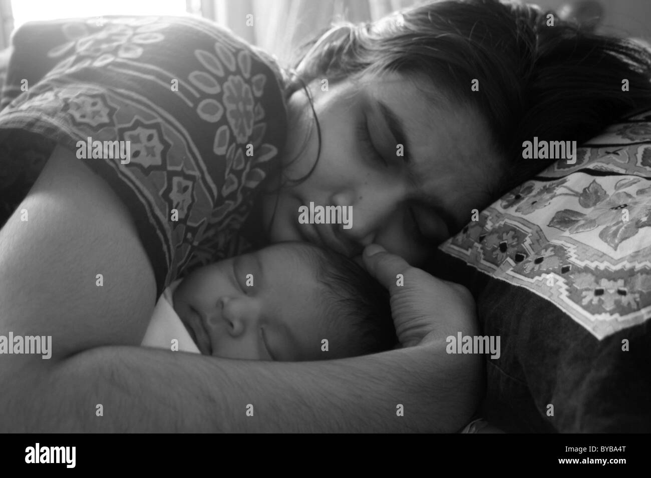 Madre e 4 giorno di età bambino che dorme. Foto Stock
