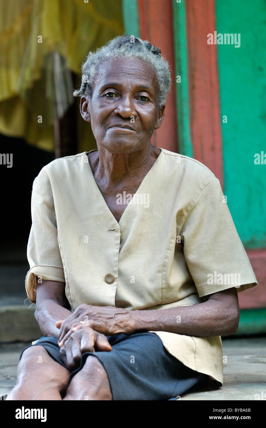 Donna anziana, Petit Goave, Haiti, dei Caraibi e America centrale Foto Stock