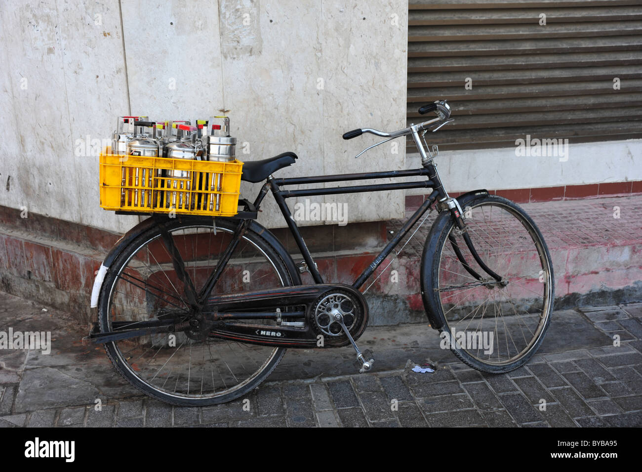 Consegna in bicicletta in Dubai Emirati Arabi Uniti. Foto Stock