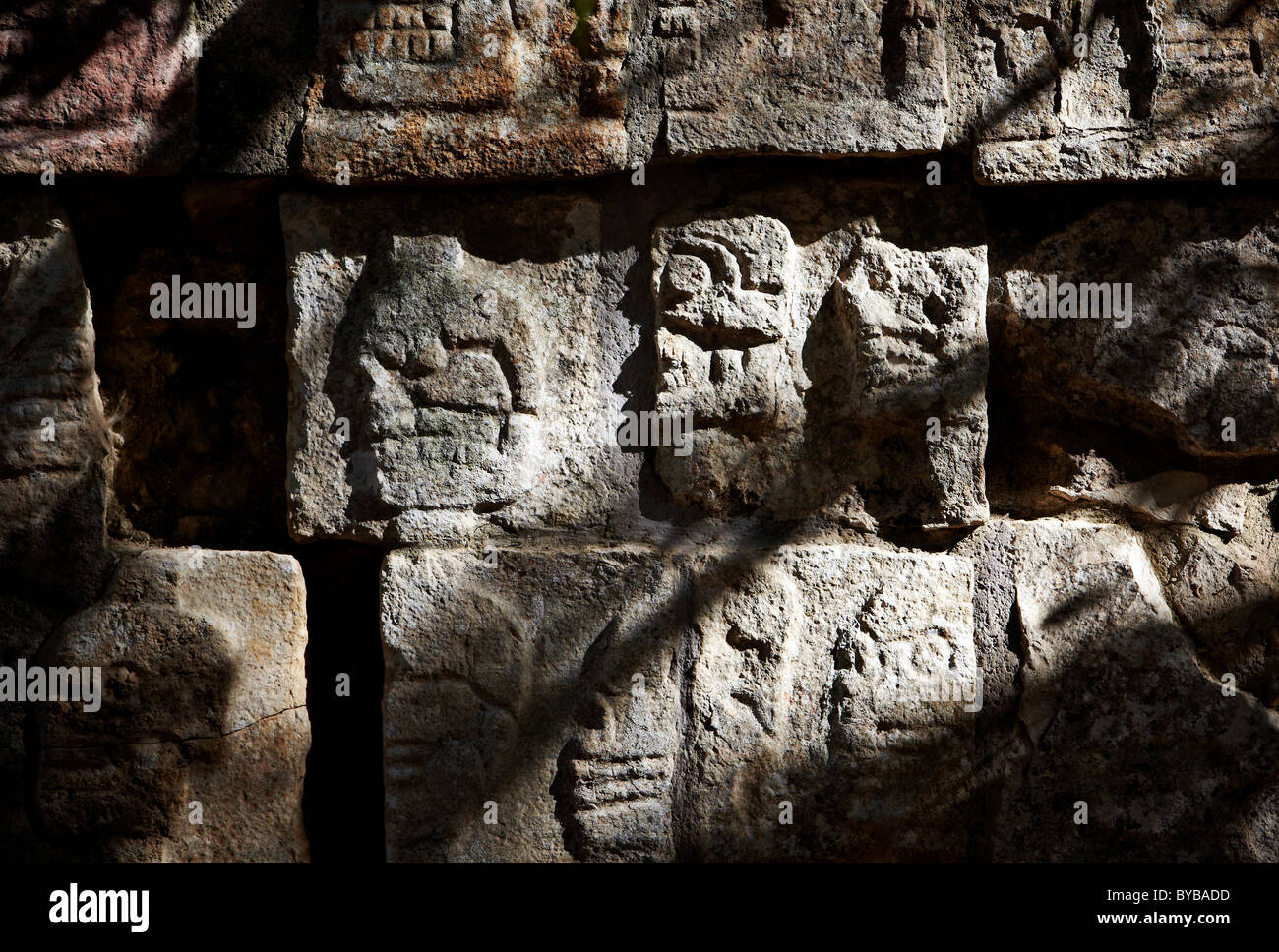 Dettaglio della parete presso il sito archeologico di Chichen Itza, stato dello Yucatan, Messico Foto Stock